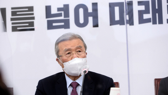 김종인 국민의힘 비상대책위원장이 28일 서울 여의도 국회에서 열린 비상대책위원회의에서 발언하고 있다. 연합뉴스